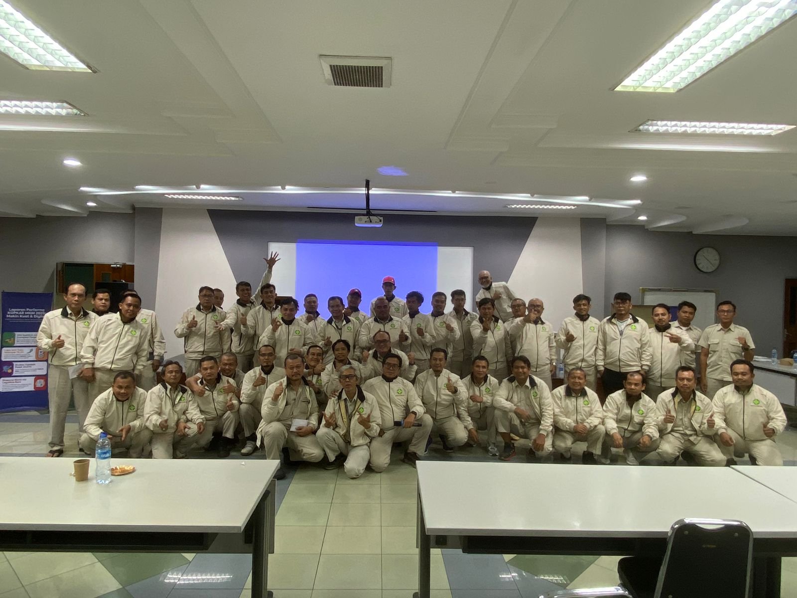 RAT TAHUN BUKU 2025 KOPKAR MKM Koperasi Karyawan MKM telah melaksanakan Rapat Anggota Tahunan (RAT) Tahun Buku 2025 sebagai bentuk pertanggungjawaban pengurus dan pengawas kepada seluruh anggota serta sarana pengambilan keputusan tertinggi dalam koperasi. Pada RAT kali ini, disampaikan laporan kinerja usaha, laporan keuangan, pembagian Sisa Hasil Usaha (SHU), serta arah pengembangan koperasi ke depan. Tahun 2025 juga menjadi momentum penting dalam penguatan tata kelola koperasi melalui persiapan penerapan Standar Akuntansi Keuangan Entitas Privat (SAK EP) secara penuh mulai Tahun Buku 2026. Berbagai capaian positif yang diraih selama tahun berjalan merupakan hasil dari dukungan dan partisipasi aktif seluruh anggota, baik melalui simpanan, layanan pinjaman, maupun transaksi usaha koperasi. Ke depan, Kopkar MKM berkomitmen untuk terus meningkatkan kualitas layanan, memperkuat unit usaha, serta mewujudkan koperasi yang sehat, mandiri, transparan, dan berkelanjutan demi memberikan manfaat yang lebih besar bagi seluruh anggota. Bersama Anggota, Tumbuh Bersama. Bersama Koperasi, Sejahtera Bersama.